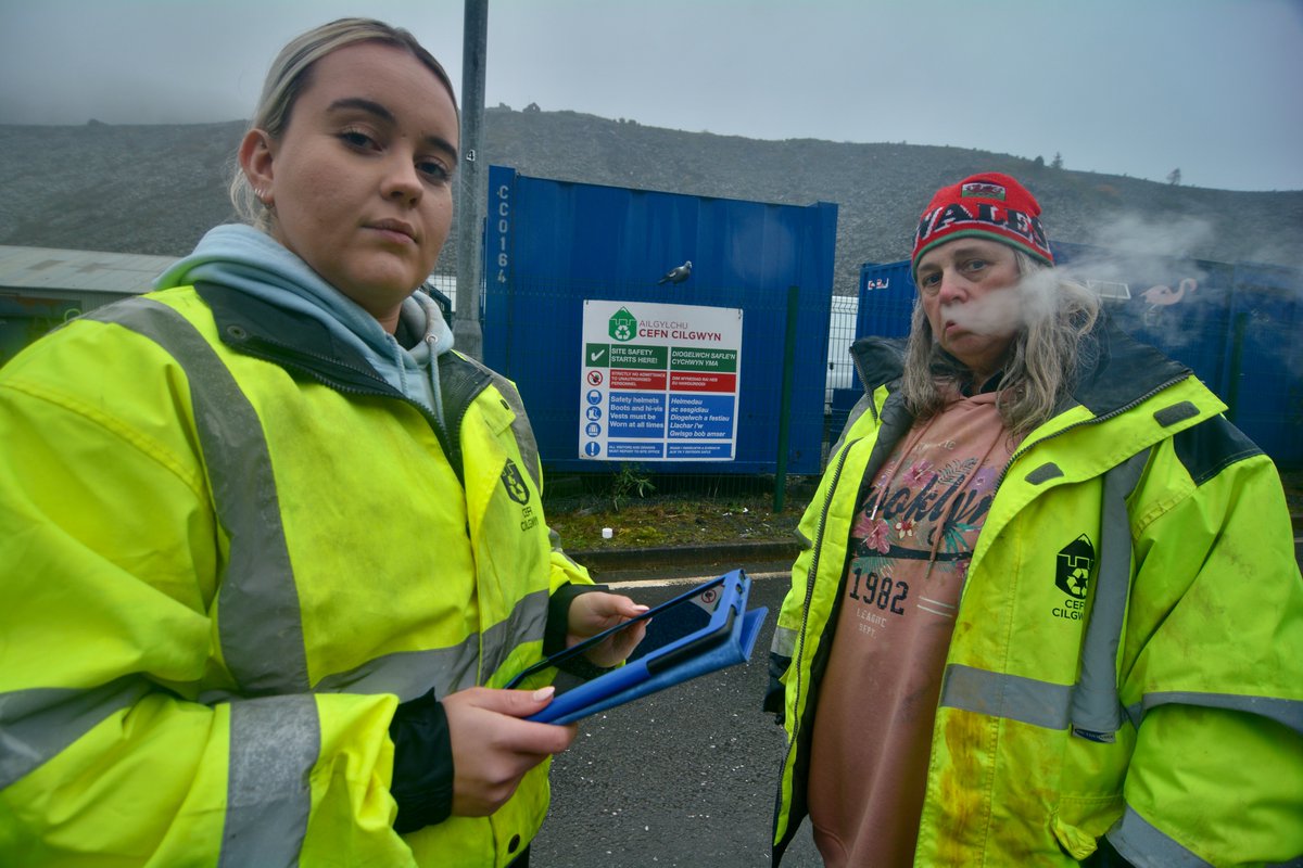 My milkshake brings all the recycling to the yard  #genodCilgwyn #rybish <a href="/CwmniDa/">Cwmni Da</a> <a href="/S4C/">S4C 🏴󠁧󠁢󠁷󠁬󠁳󠁿</a>