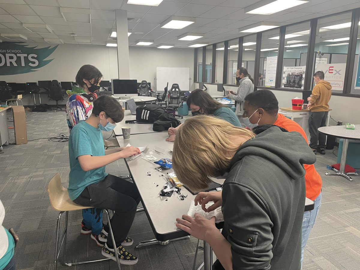STEMHS_IdeaLab's tweet image. Freshman learners @NIHFHS using the Innovation Lab to make drawstring bags. A great time was had.