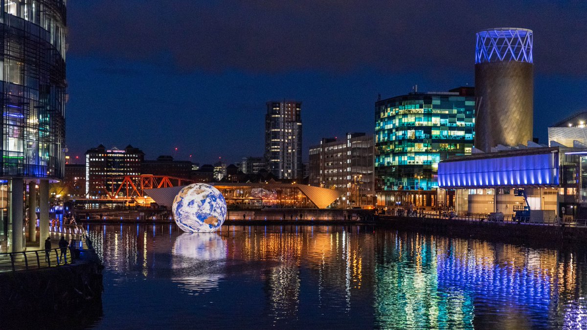 The floating globe lightshow.
#Lightwaves2021 #salfordquays #manchesterphotos #mcruk #igersmcr #ilovemcr #mcr #visitmanchester #mcrpics #ukshots #thisismcr #manchester #manchestereveningnews #nikond810