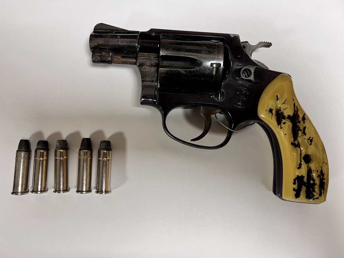 NYPDTransit's tweet photo. ⤵️ the loaded revolver recovered from the waistband of a turnstile jumper by Transit officers last night. https://t.co/xaISS7Knif