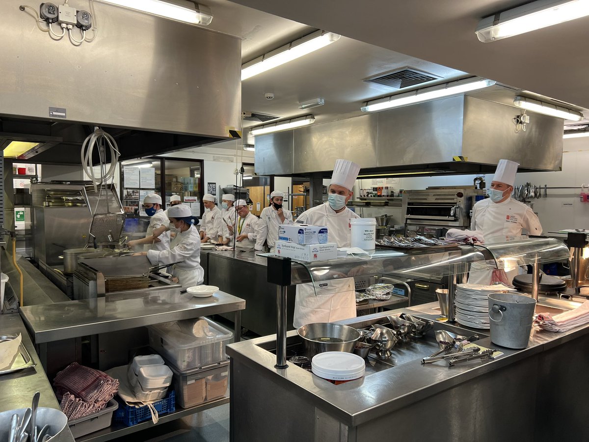 dianabarran's tweet image. The kind of visit that made me want to go to college! Great team at @WestSuffolk led by @NikosSavvas1 …just need to choose between assessing a crime scene, a VR lesson, art, design, photography, amazing cookery, engineering! Inspiring stuff clearly focused on the future 👏👏🏽👏🏾