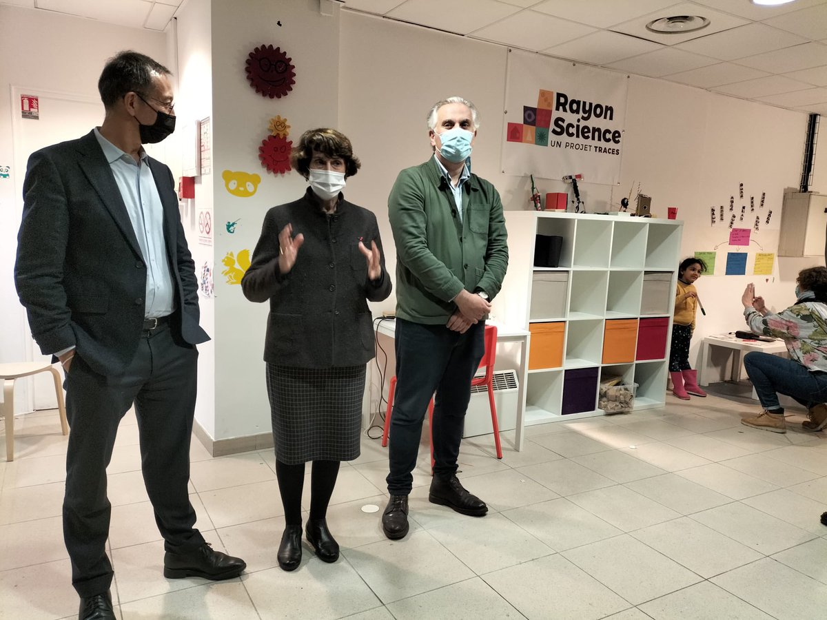 AssoTraces's tweet photo. Inauguration à mi parcours de #RayonScience notre centre de sciences éphémère rue de la porte Brunet: un grand merci pour votre présence  @MCLemardeley  @Paris19e @FrancoisDagnaud  et à tous les habitants présents! Rdv demain pour co-créer un jeux de société sur le quartier! https://t.co/tjxD7XXmQz