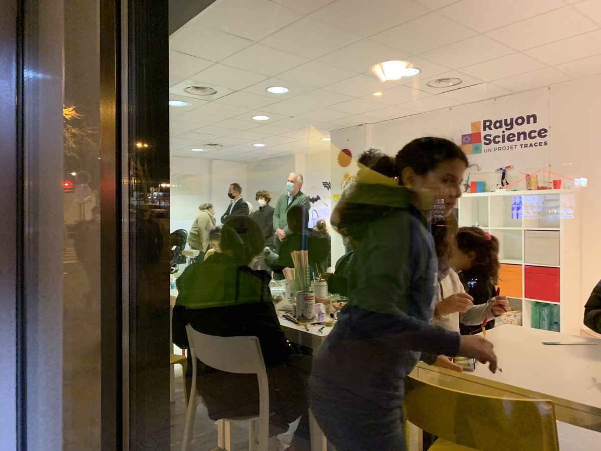 AssoTraces's tweet photo. Inauguration à mi parcours de #RayonScience notre centre de sciences éphémère rue de la porte Brunet: un grand merci pour votre présence  @MCLemardeley  @Paris19e @FrancoisDagnaud  et à tous les habitants présents! Rdv demain pour co-créer un jeux de société sur le quartier! https://t.co/tjxD7XXmQz