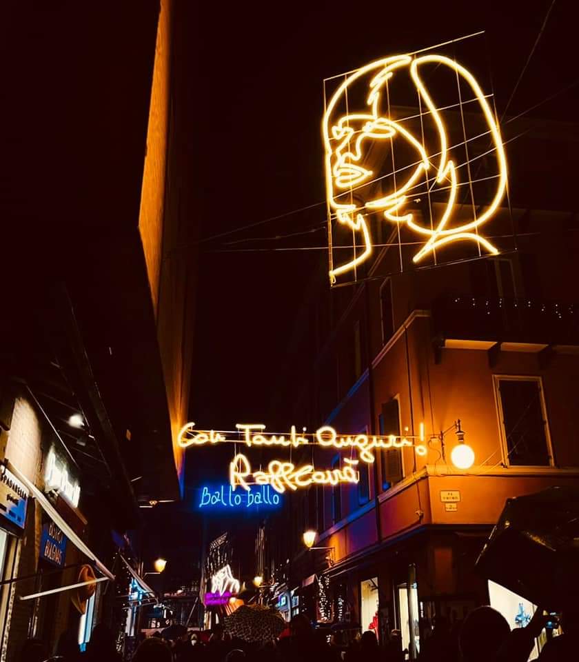 A Bologna accese le luminarie in onore di Raffaella Carrà ❤️