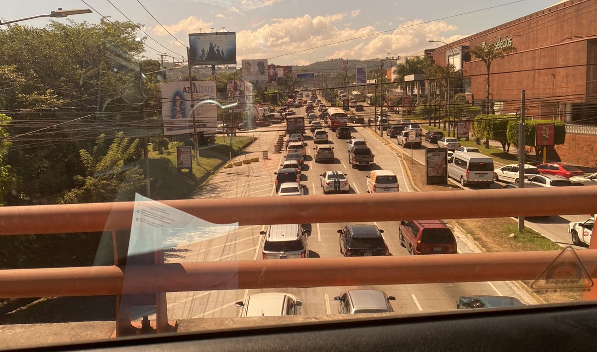 luisandresMA's tweet photo. El doctor me recomendó hoy tratar de evitar el estrés, pero con este #trafico de mediodía, imposible https://t.co/02ECERG2UX