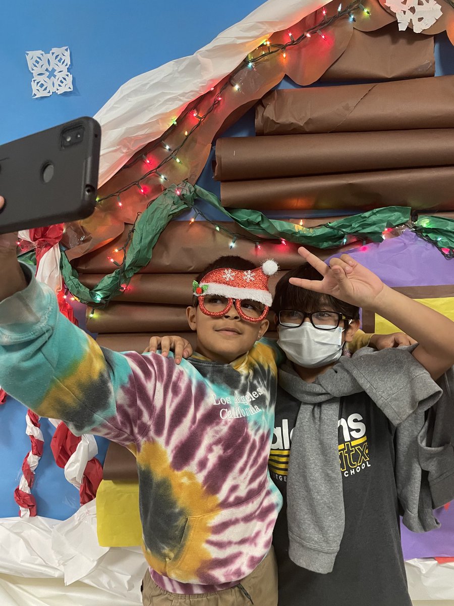 kmsMsDkms's tweet image. 6th grade selfie’s 🎄#rootedkrueger ⁦@APMikeMorgan⁩ ⁦@PRINCIPALRUBIO⁩