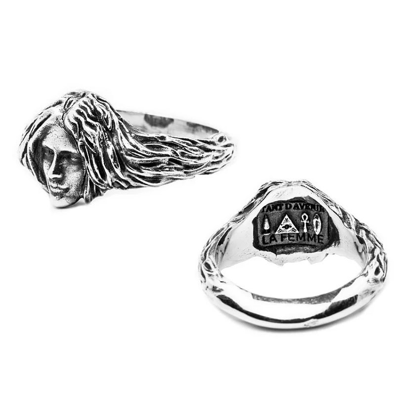 The NEW merch have arrived! 🎁🎁 + XMAS DEALS on the vinyls on the website! 
shop.lafemmemusic.com

👉 Pour les commandes en France, vous êtes encore dans les temps pour les recevoir avant Noël 👍
👉 Deliveries outside of France might not arrive before Christmas ⚠️ ⚠️ ⚠️