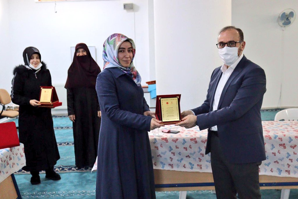 Türkiye Diyanet Vakfı Bağcılar Hanım Gönüllüleri ve Bağcılar İlçe Müftülüğü, Bağcılar'da gerçekleştirilen faaliyetlere katılan gönüllülere teşekkür programı düzenledi. 

Düzenlenen programa Bağcılar Müftüsü Celal Büyük katıldı.

istanbul.diyanet.gov.tr/bagcilar/Sayfa…