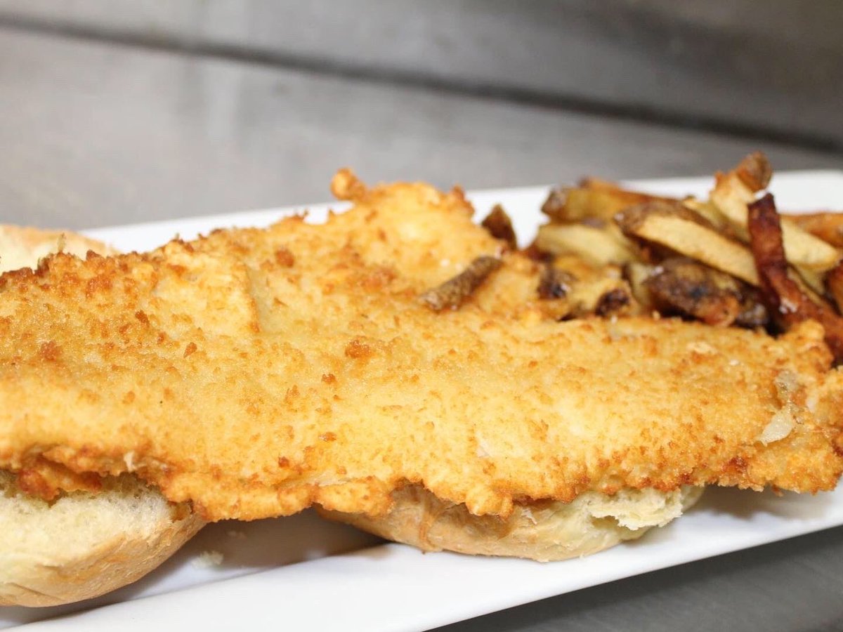 Lots of YUM at Bobby D’s on this fine Friday! Come grab a bite and some drinks to get ready for the weekend with us! 🍻🍔🍟