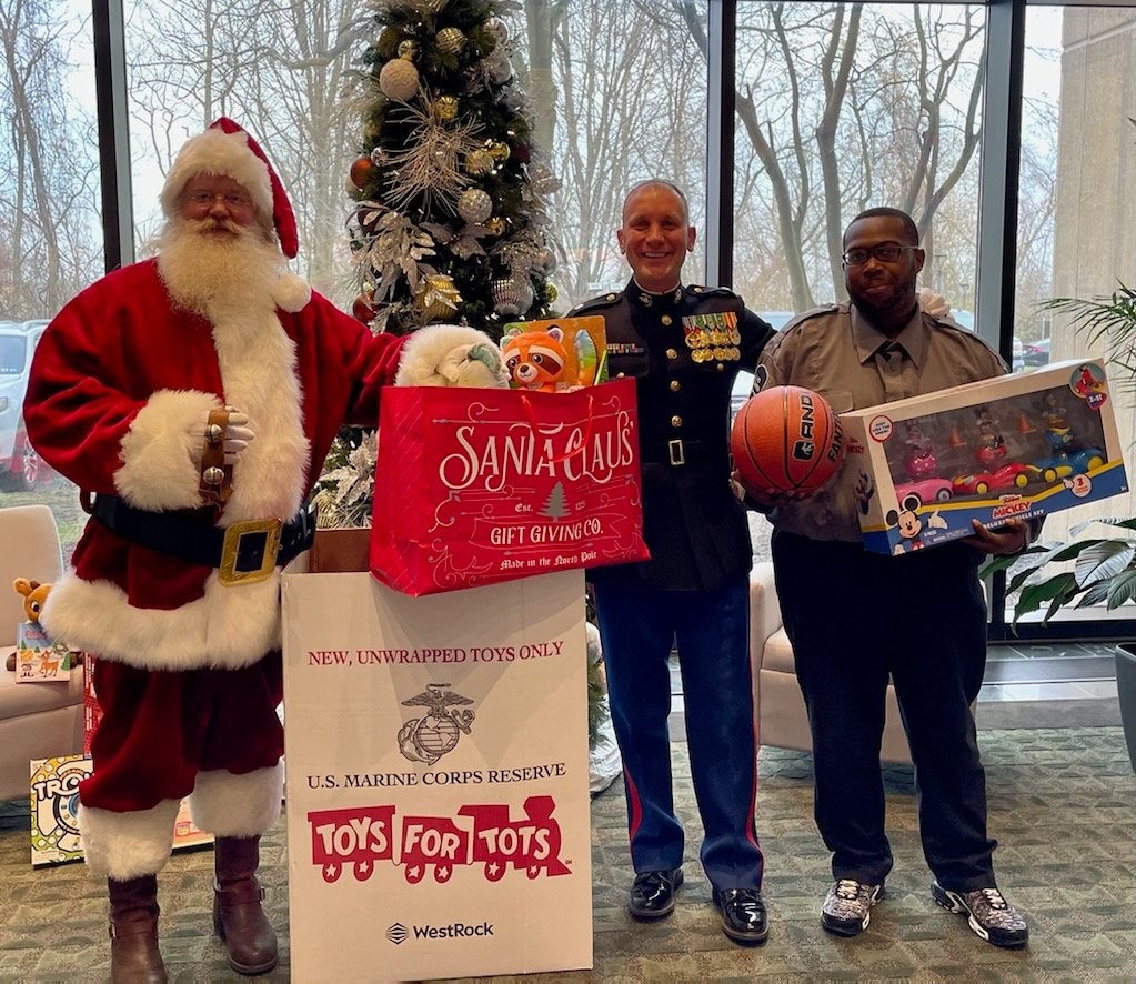 JenniferScottB8's tweet photo. He's making a list, checking it twice, the #Pittsburgh #BroadcomMSD, Lt. Colonel Jim Kokoszynski, and @USMC are again on #Santa's #NiceList this year! https://t.co/QYTTuH4omM