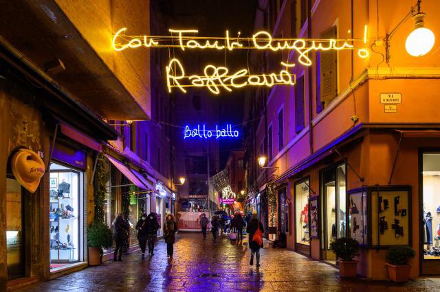comunebologna's tweet photo. #Bologna omaggia #RaffaellaCarrà con le luminarie artistiche di Via d’Azeglio accese oggi. 
👉 https://t.co/NmYfslnXak 
📸 Giorgio Bianchi #ComunediBologna #Luminarie2021 https://t.co/ngclhYb6RD
