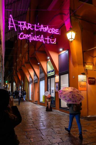 comunebologna's tweet photo. #Bologna omaggia #RaffaellaCarrà con le luminarie artistiche di Via d’Azeglio accese oggi. 
👉 https://t.co/NmYfslnXak 
📸 Giorgio Bianchi #ComunediBologna #Luminarie2021 https://t.co/ngclhYb6RD