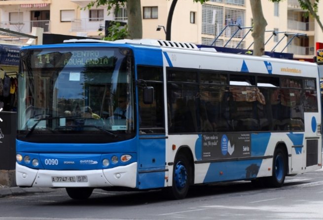 busbenidorm's tweet photo. #Benidorm #llorentebus 

Os acordáis de este magnífico bus de @GrupoCastrosua  @ScaniaSpain  L94UB de Llorente bus  N⁰ 0090? Duro hasta 2018 

😍😍😍🤔🤔🤔☺️☺️ https://t.co/ye2THcUg60