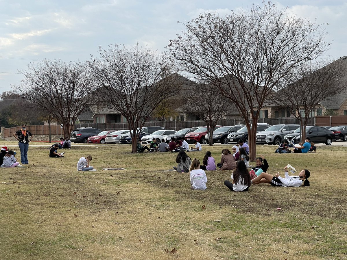 OttoCounseling's tweet photo. Nice weather absolutely let’s read outside ❤️❤️❤️@ottobobcats https://t.co/bYcTOl4cWA