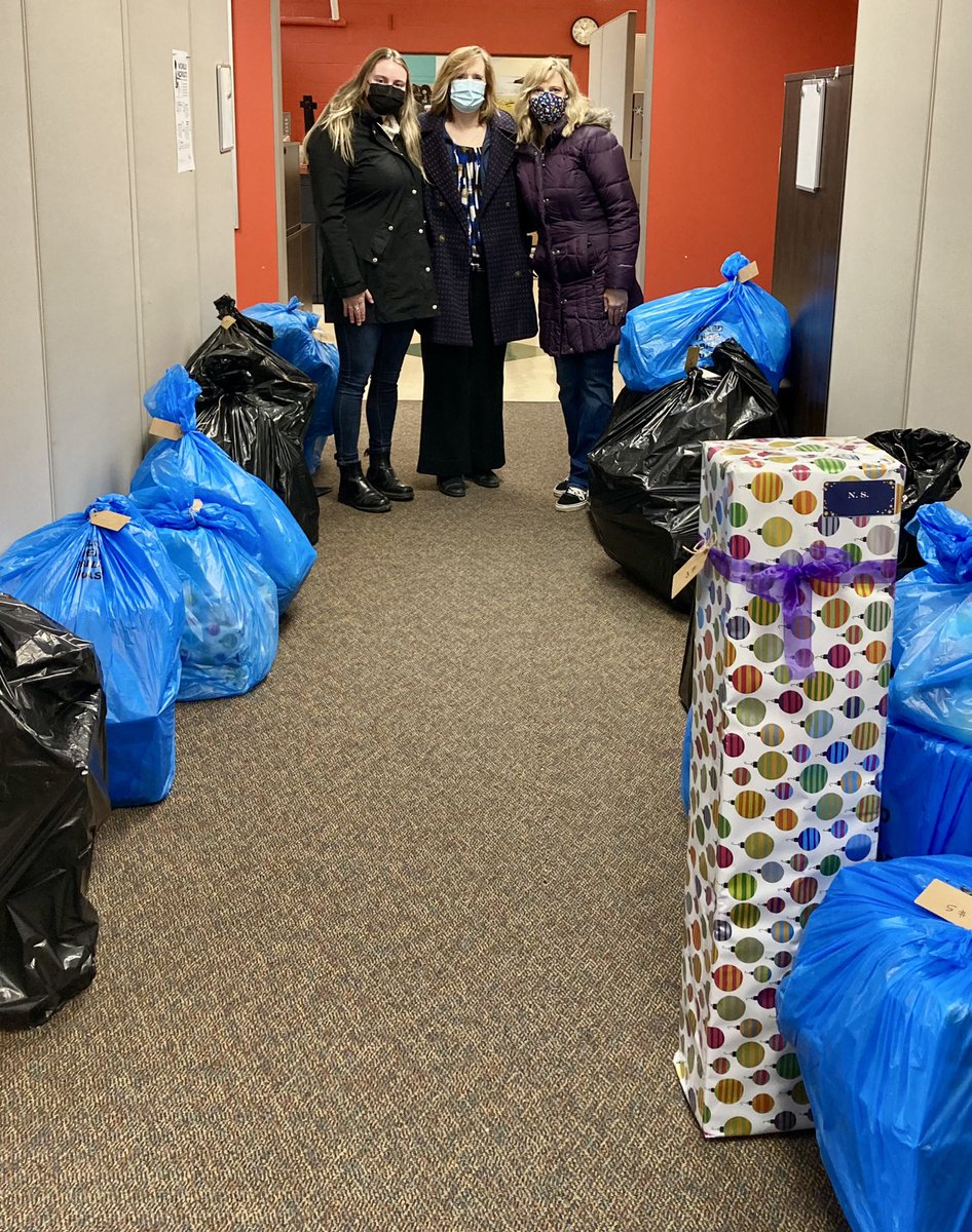 A2Partnerships's tweet photo. We are so grateful to our partners at @MichiganRoss & #michiganpowerrodding who came through again this year w/gifts+winter clothes+gift cards for nearly 100 @a2schools students in need. #a2togetherStrong @A2SchoolsSuper https://t.co/nMYFMMDUqf