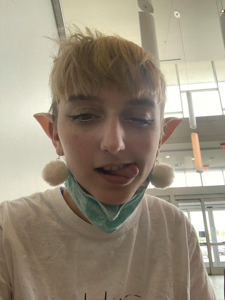 glowdolly's tweet photo. please doja ended you, you look like a elf or something like that, you're so ugly 😭😭 you don't have comparation with doja https://t.co/YPXDMnh37O