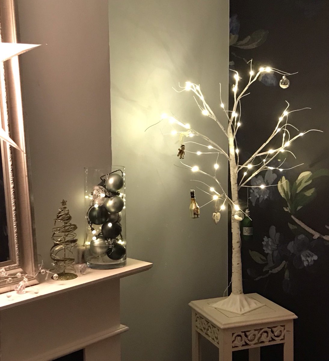 Litl_lady_t's tweet photo. Putting up the Christmas decorations listening to @solarradio #2HourTakeOver with a glass - cheersing my Mum who loved this time of year 🎄🍾🥰 https://t.co/C9EnaHMkjO