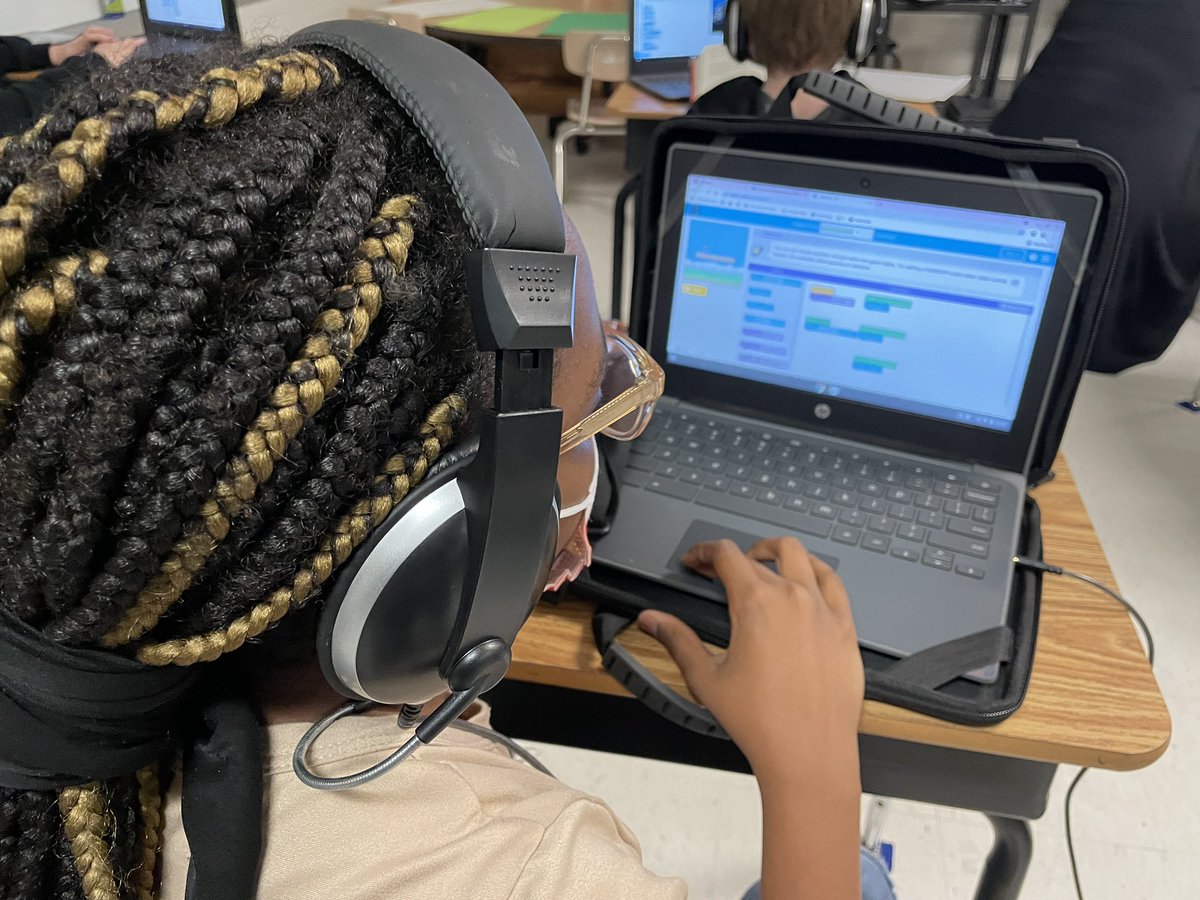 SparrowRoadInt1's tweet image. We’ve enjoyed Computer Science Education Week and doing the Hour of Code during Library class. #BeBraveSRI #CPSHourofCode @cpschoolsva @CPSforCS