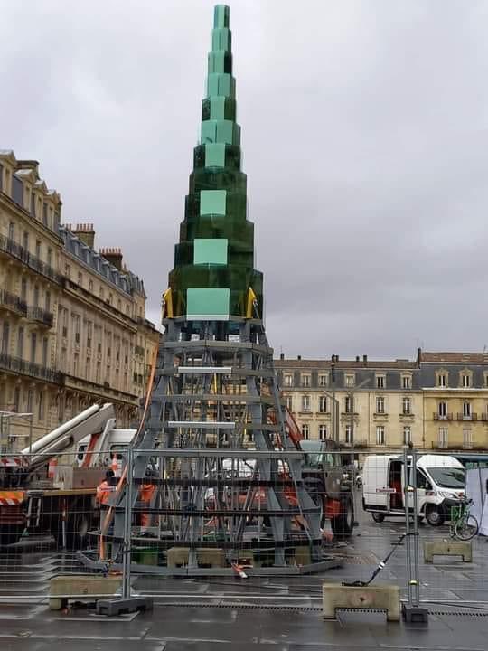 C’est donc cela le sapin écolo du maire de Bordeaux ? Je pense que les tout-petits vont être bien déçus…Sapin métallique, interdiction du foie gras…Sympa comme programme de Noël ! Les maires écolo sont-ils des boulets pour <a href="/yjadot/">Yannick Jadot</a> ?