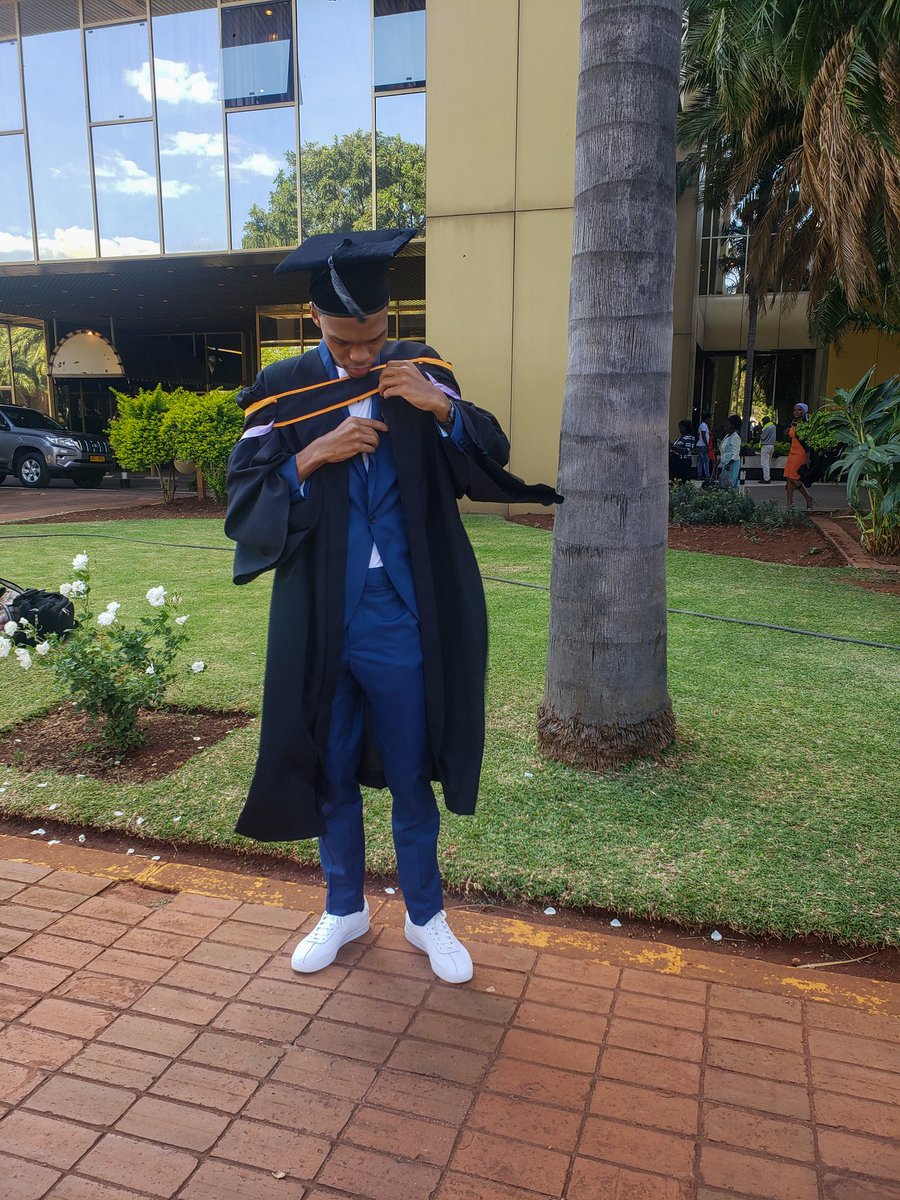 sydmalunga's tweet photo. W E  D I D  I T  J O E! 🎓

📍Bachelor of Science Honours in Biochemistry (Class of 2021) https://t.co/t4GXJwHtq9