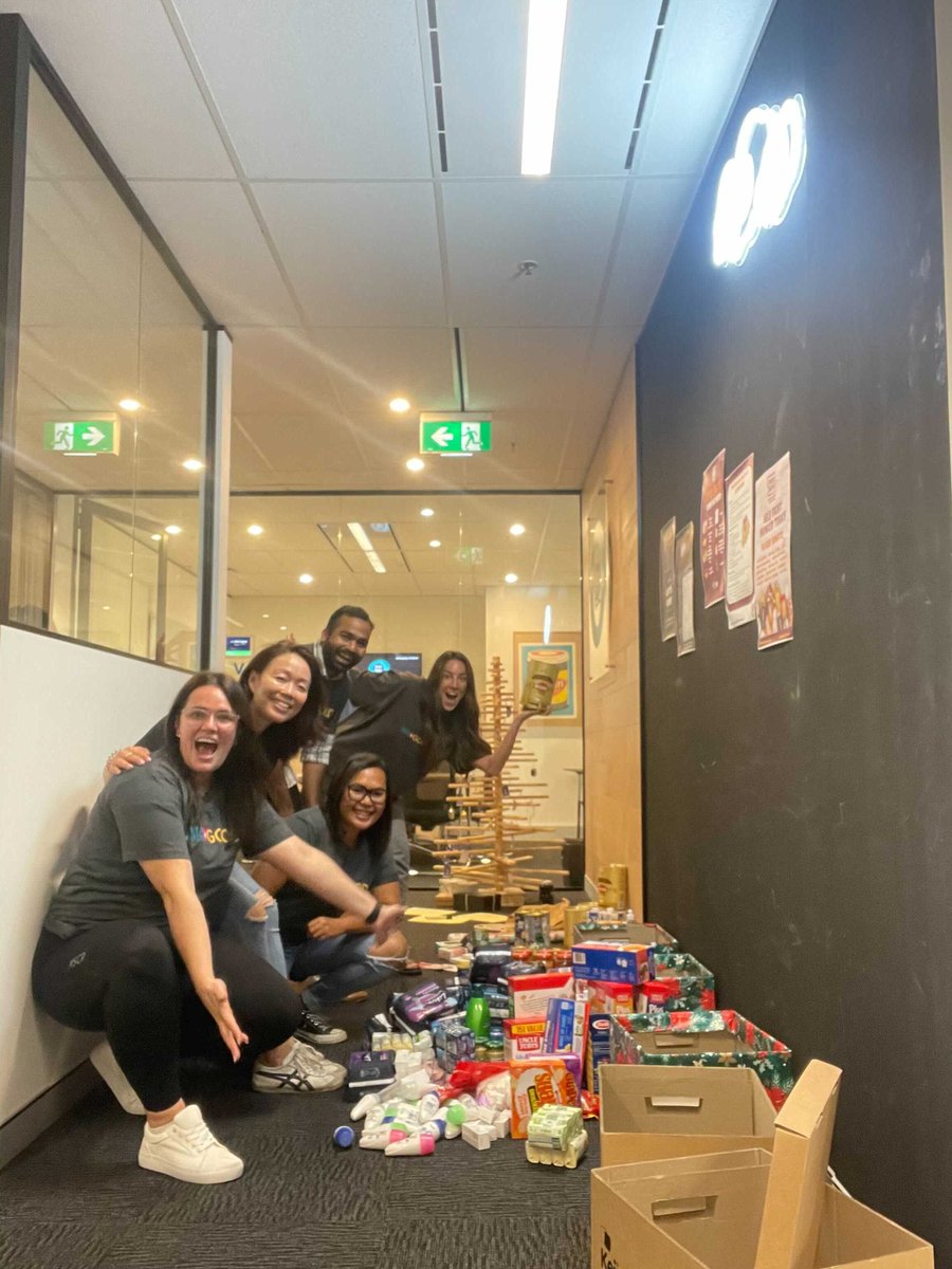 newrelic's tweet photo. Yesterday we closed our global offices for New Relic's Day of Service. This is a day for Relics to spend giving back to the causes and people that are important to us. Here are a few things we got up to:
🗑️ Cleaned up trash
🎁 Wrapped gifts
🍱 Packed meals
#RelicsGiveBack 💙 https://t.co/hpfQgrgfkR