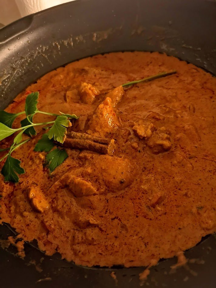 strom_tuula's tweet photo. !
Fredagskok. Furios 🔥, men ack så gott!
En av dessa🌶️🌶️🌶️kunde gott ha uteslutits. Vi får släcka ner *branden i munnen* med sval youghurt, söt Mango Chutney och ris förstås.
#ChickenTikkaMasala #BengalStyle #fredag https://t.co/bTSTn4V1Ho