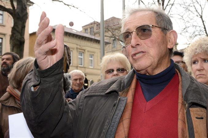 Addio, #EnricoPieri.
Testimone, anima del ricordo dell'indicibile orrore della strage di #SantAnnadiStazzema.
Una continua, instancabile lezione di impegno e generosità, che gli era valsa il riconoscimento di "Cittadino europeo dell'anno".
La terra gli sia lieve.