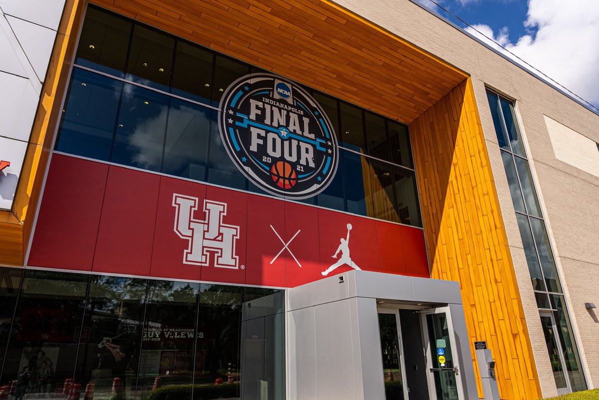 SportsDissected's tweet photo. NEW VIDEO: we toured @UHCougarMBK’s amazing Guy V. Lewis Development Center with @DLRGroup.

Did you know the UofH Basketball facility is THREE STORIES? 👀🏀 

WATCH: https://t.co/rZAYkYbGuR https://t.co/ZLlamgVjTZ