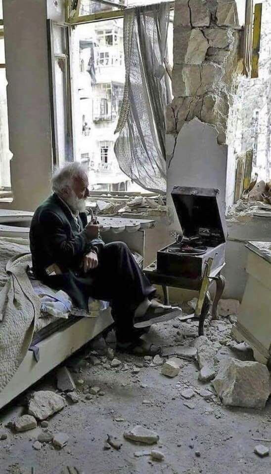 tizianacampodon's tweet image. ⭐️notte

La musica sopra le rovine di Aleppo. Foto di Joseph Eid.
Un uomo di 70 anni ascolta musica su un fonografo polveroso mentre la sua camera da letto giace quasi distrutta intorno a lui ad Aleppo, in Siria.