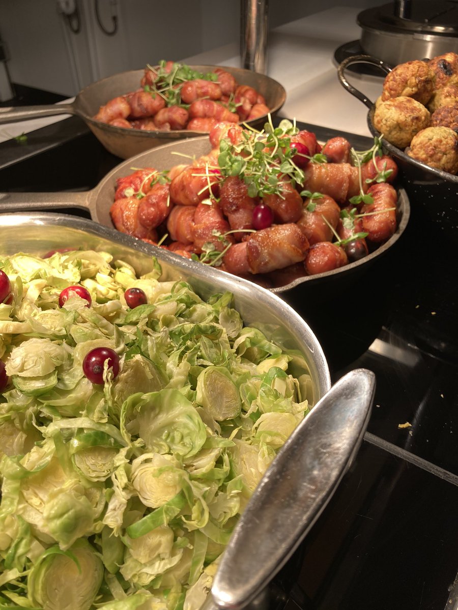 ChefRobWilliams's tweet image. First Christmas parties @RydalPenrhos. Great team combination with school staff and @HolroydHowe staff.