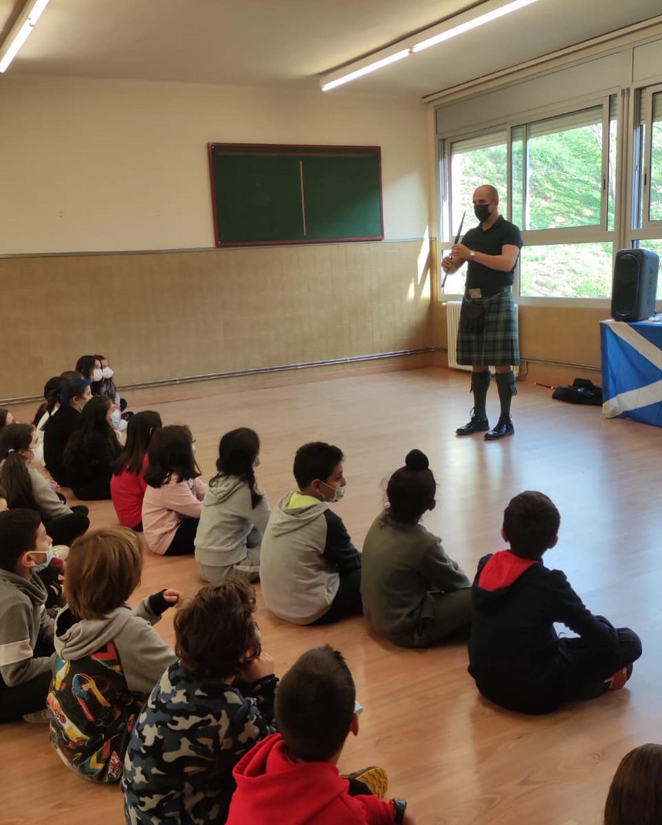 EscolaMillet's tweet image. Doncs avui hem acabat els tallers #POEFA #FSE #èxiteducatiu amb els tallers de dansa escocesa. Ens ho hem passat súper bé. Hem ballat i hem après moltes coses de la cultura britànica, concretament d’Escòcia.