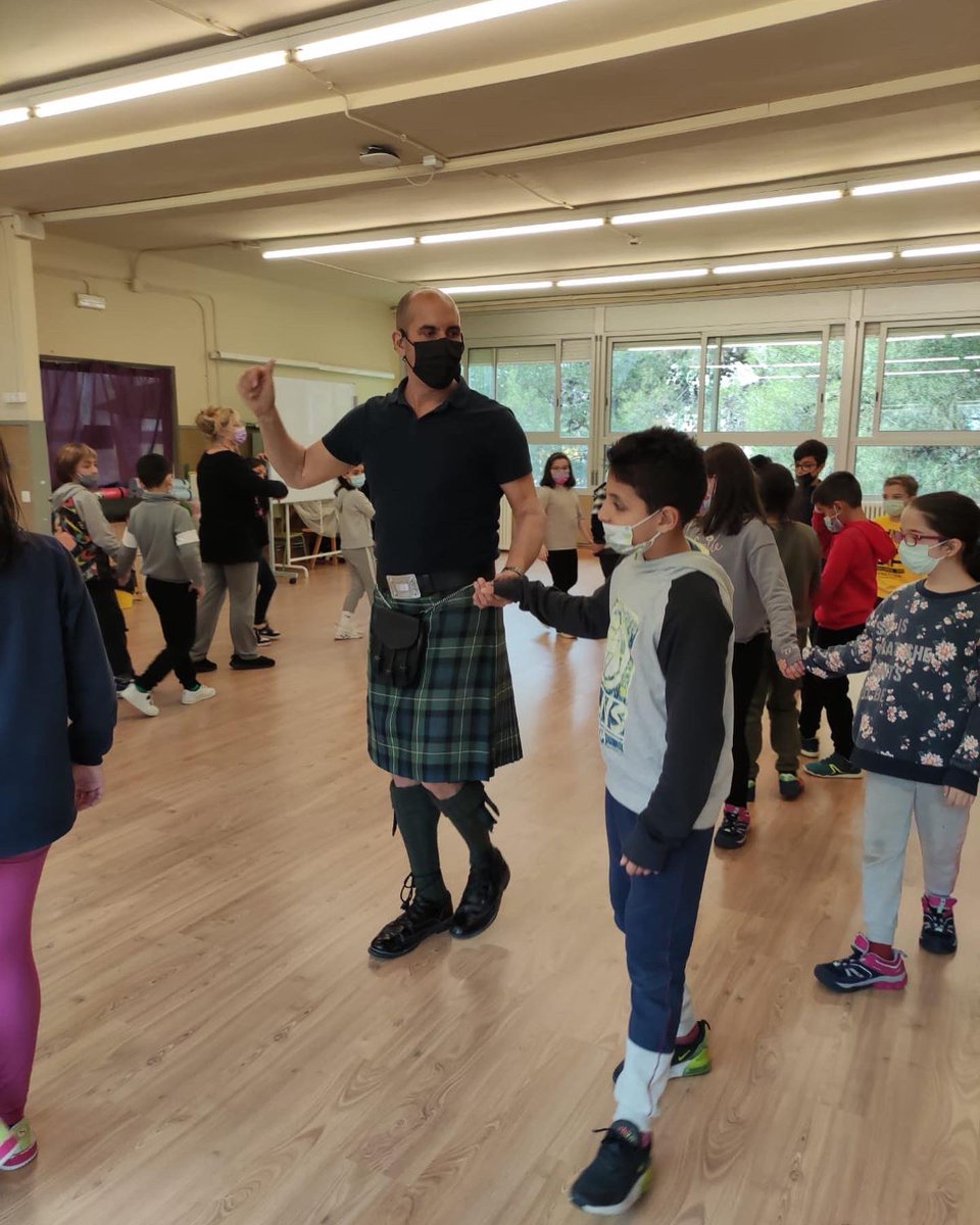EscolaMillet's tweet image. Doncs avui hem acabat els tallers #POEFA #FSE #èxiteducatiu amb els tallers de dansa escocesa. Ens ho hem passat súper bé. Hem ballat i hem après moltes coses de la cultura britànica, concretament d’Escòcia.