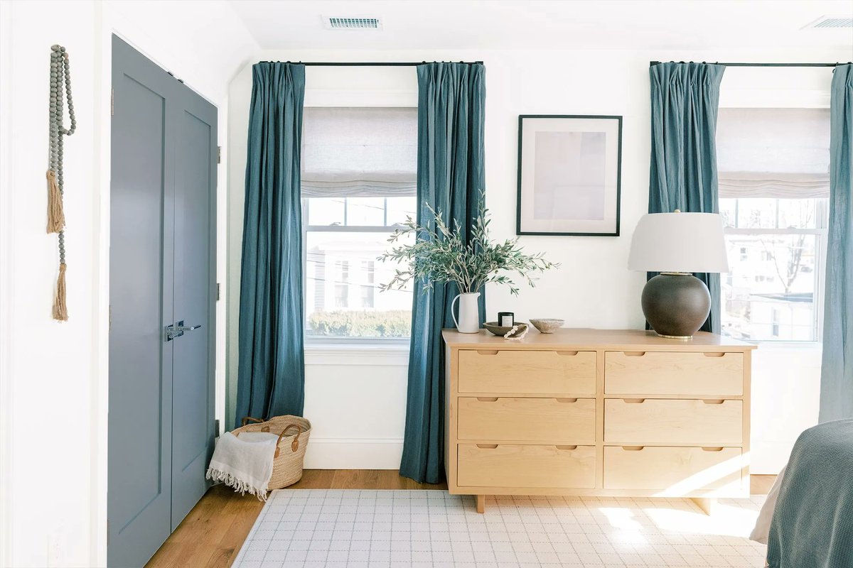 This is what happens when you let your best friend design your bedroom 😍 See the full design swap over on the blog, courtesy of <a href="/mstarrevdesign/">Emily Starr Alfano</a> and @ohidesignblog buff.ly/2ZFUOdv