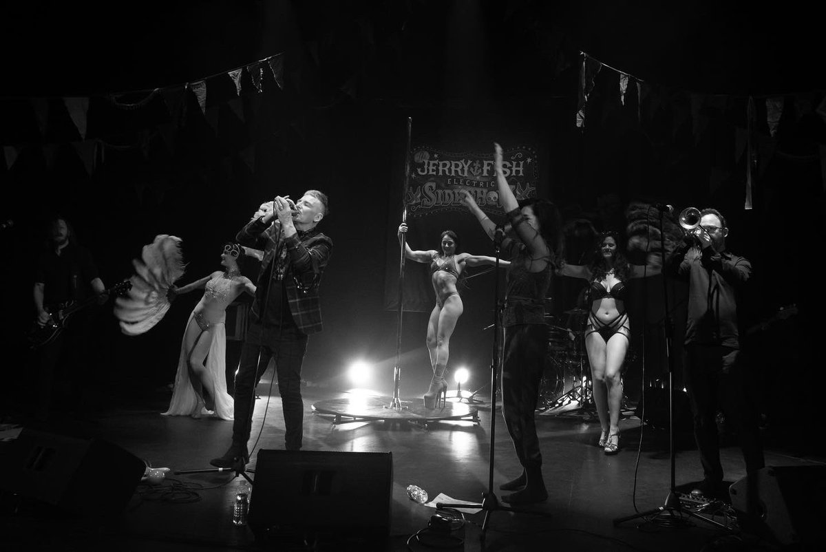 BrianSheil's tweet photo. Delighted to Mix sound for @VivaJerryFish Electric Sideshow Cabaret last Friday night as part of @CarlowLiveLocal A real masterclass in showmanship and entertainment augmented by fantastic dance artists and vocalists.
📸 by Michael O’Rourke
#Brytestar #BrytestarMixing https://t.co/e4bJQfQ9JX