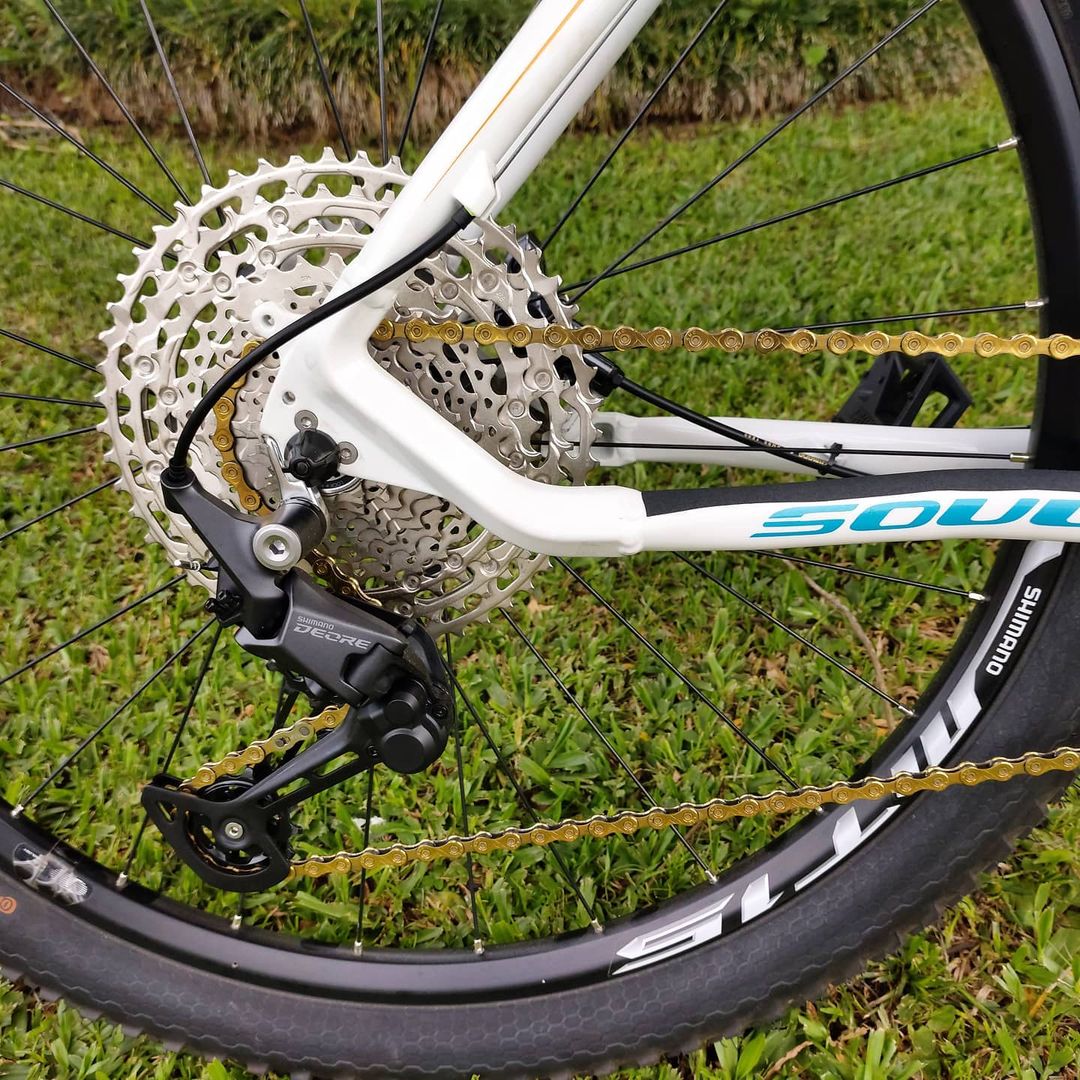 #SHIMANO #DEORE - Cambio - SHIMANO SHADOW RD+ 1x11 velocidades.
Con el diseño SHIMANO SHADOW RD+, el cambio SHIMANO #DEOREM5100 ofrece un excelente rendimiento para MTB en terrenos difíciles.  #cambiotrasero #cambiosshimano #componentesshimano #refaccionesbici #refaccionesshimano