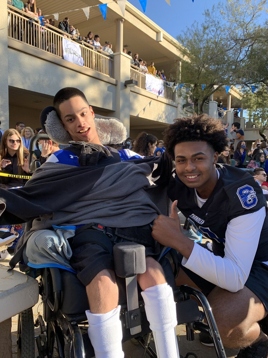 Educator_Frnkln's tweet photo. Just another example why we have great kids at CHS! One of my favorite players to watch on the field is even better to watch off the field. Thank @kjcooperjr for being a kind, supportive and genuine role model for all students on our campus. 💙🐺💙 https://t.co/spIXLT3bqZ