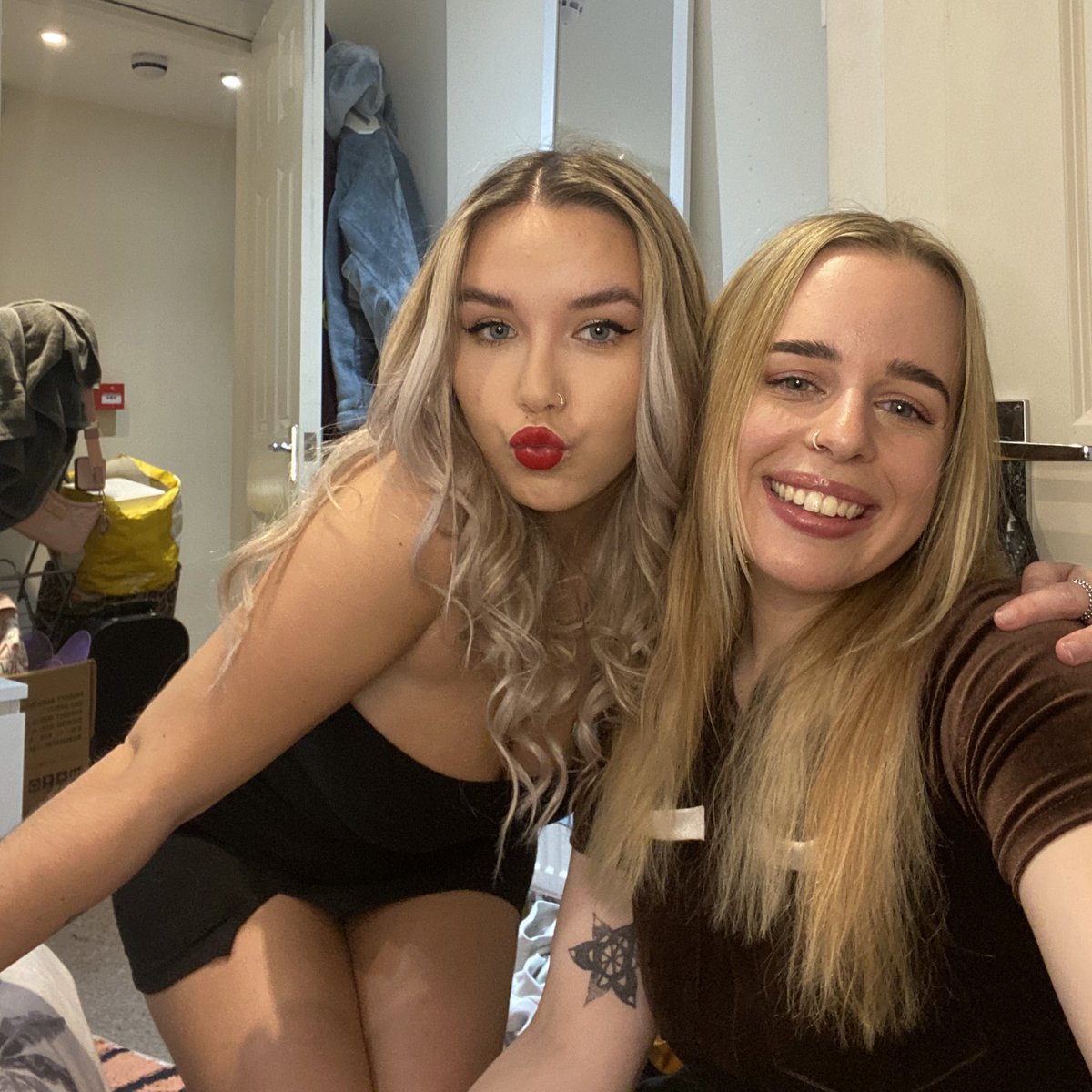 sanktaeIin's tweet photo. ready to scream all too well (ten minute version) (taylor’s version) (from the vault) with my bestie 💋 https://t.co/9zK9vYmvcx
