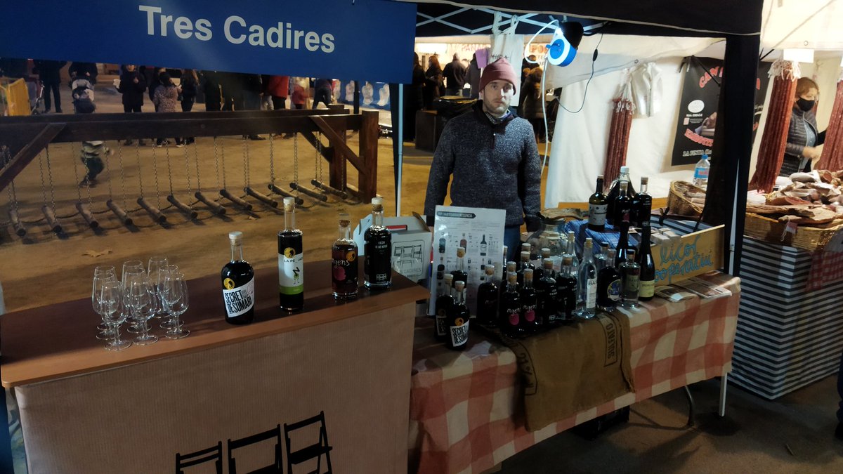 Aquest cap de setmana us esperem a #Cardedeu! Ja tenim la parada a punt ☺️. Licors i destil·lats artesans i cooperatius.