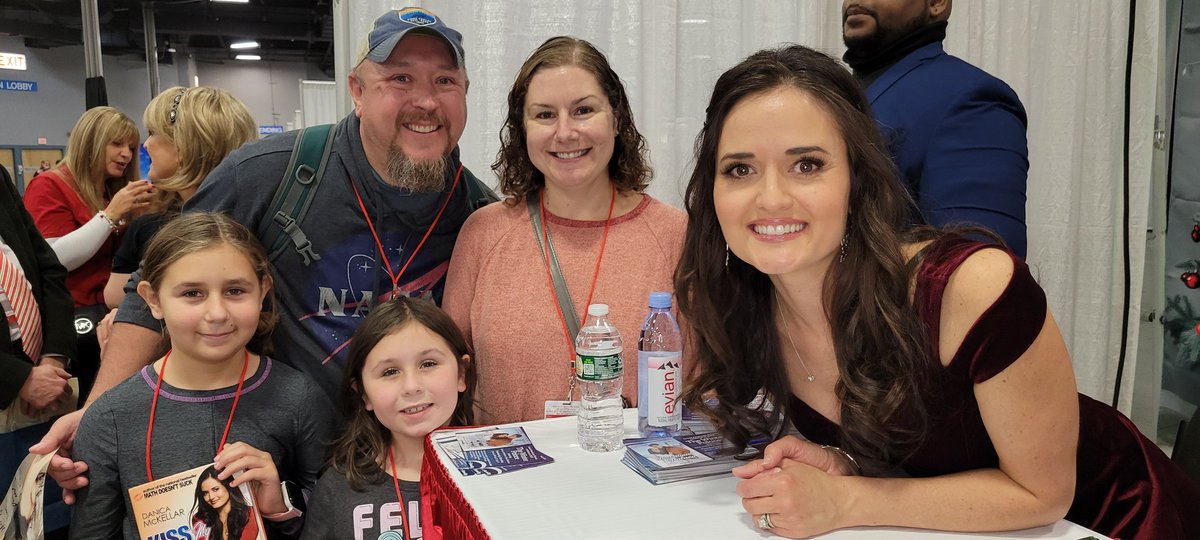 SNOW_WxMan's tweet photo. Best day of hooky ever getting to meet @danicamckellar today!  She was so nice to my girls talking to them about the importance of working hard at math.  #ChristmasCon2021NJ https://t.co/oTfkhurzx6