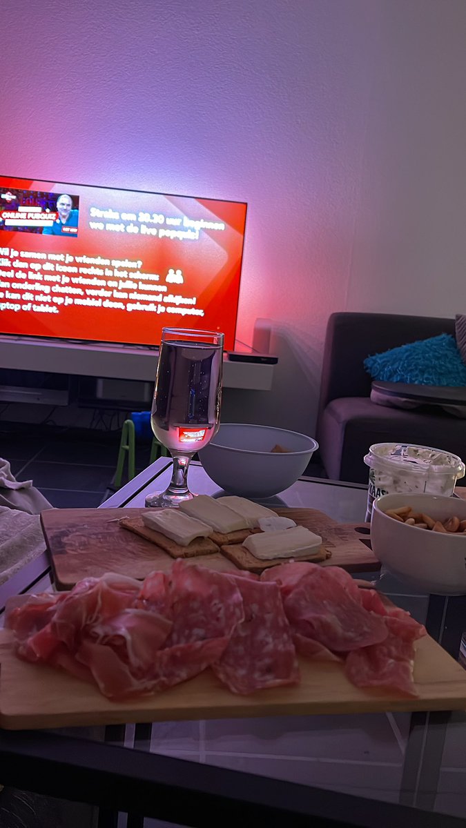 GZweers70's tweet photo. Wachtend op @leoblokhuis vóór de laatste @Top2000aGoGo van 2021 samen met @pvroonland #drankjehapje #muziekquizzen #gezelligheid https://t.co/oZFc5eIzwY