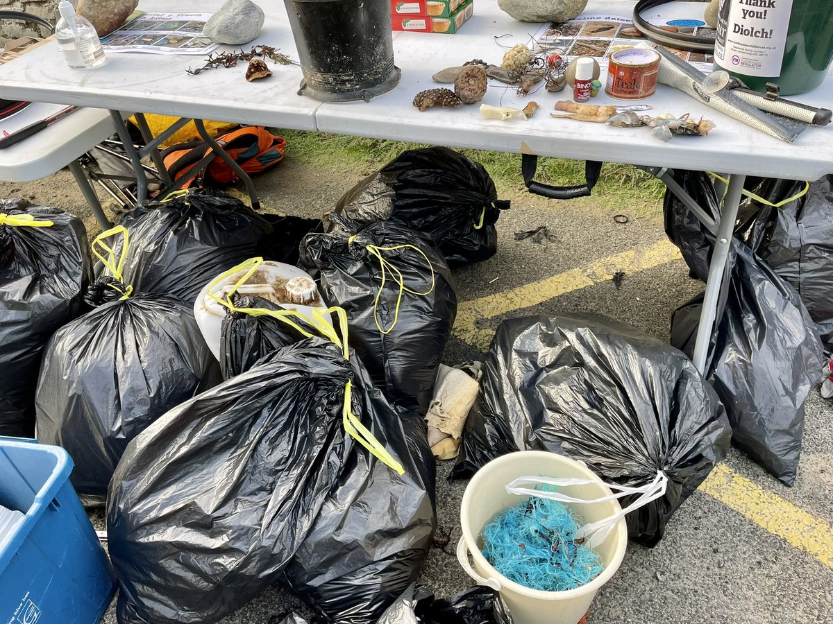 #Litterpicking on windy #DinasDinlle beach <a href="/North_Wales_WT/">North Wales Wildlife Trust</a>  <a href="/Keep_Wales_Tidy/">Keep Wales Tidy</a>