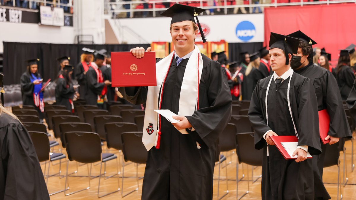 letsgopeay's tweet photo. No better way to spend #SeeRedFriday than watching 1⃣4⃣ Governors graduate! 🎩🎓

🗞️ --> https://t.co/5ejzw9RBMS
📸 --> https://t.co/f6iz6gJo3F

#LetsGoPeay https://t.co/IdEqIOYc6P