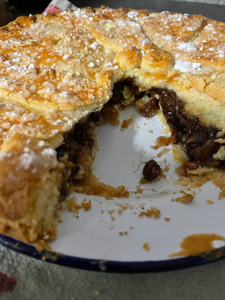 rogerdrags's tweet photo. You all know what a mince pie is, but who has seen the mince tart before? This was a dish my Mother would make at this time of the year throughout the 1950s, 1960s, 1970s. Then a few years ago I asked Chef Ruby to recreate it #baking #fiercefood #chefruby #rubycabernet #Christmas https://t.co/UvXu24pLDr
