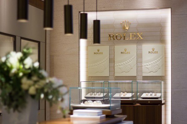 onlyonOakStreet's tweet photo. Our holiday lights aren’t the
only thing sparkling this holiday season! Take a peak inside Rolex by @RaznyJewelers 💎 �� 
📍 109 East Oak Street https://t.co/W7rqiBYMWU