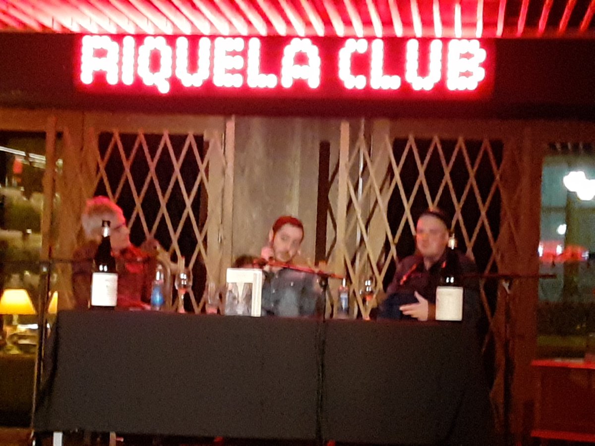 Hoy Carlangas de <a href="/novcarminha/">Novedades Carminha</a> ha reivindicado uno de los templos perdidos de Compostela: El Dubrés. 
A su lado, <a href="/fernavarro17/">Fernando Navarro</a> presentando su maravilloso libro "Maneras de vivir".