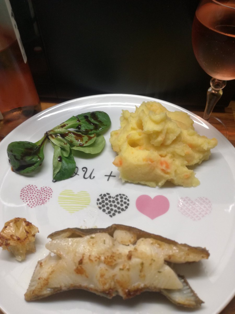 kristallnaach's tweet photo. 🍷 Jaa heute #Weintag..#Prost 😝
😜...ähm... 🍷🐟 #Fischtag 🐟🍷 
“#angeln“ #Heilbutt &amp; Rosé #Wein https://t.co/sxB7VrpQry