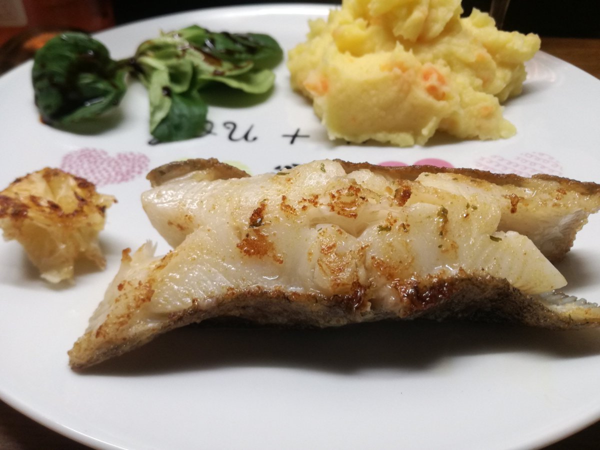 kristallnaach's tweet photo. 🍷 Jaa heute #Weintag..#Prost 😝
😜...ähm... 🍷🐟 #Fischtag 🐟🍷 
“#angeln“ #Heilbutt &amp; Rosé #Wein https://t.co/sxB7VrpQry