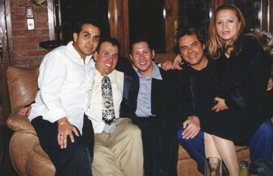 manfredoschmidt's tweet photo. Recordando a mi buen amigo Arturo Rivera a 9 años de su fallecimiento, siempre alegre, risueño, buena onda, el caballero de las relaciones públicas, abrazo hasta el cielo. #ArturoRivera #ChyntiaRivera ¿Como estará la platica entre Arturo y Carlos Aguilar? https://t.co/qUrjKHPg3z