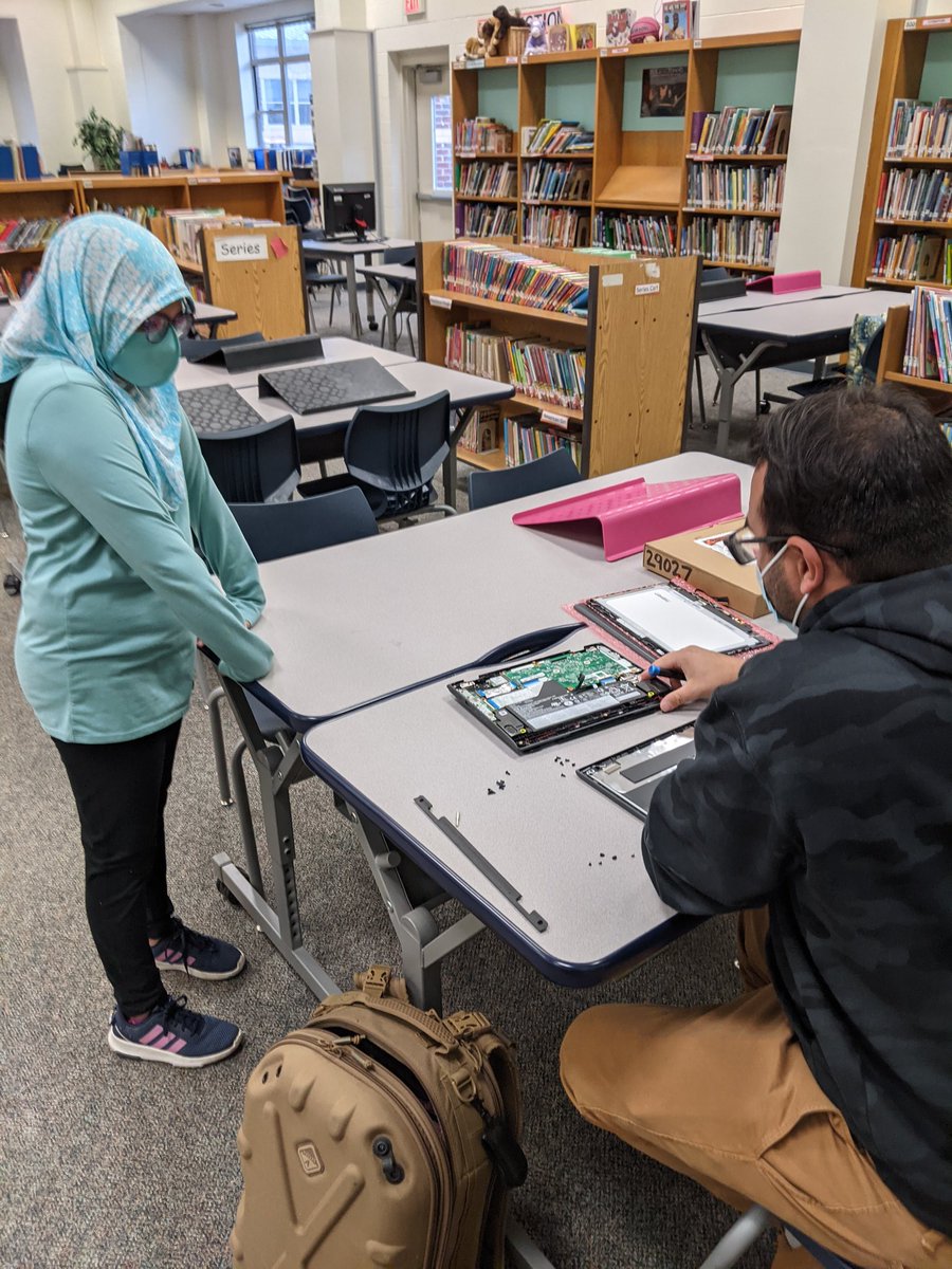 GHELibraryMedia's tweet photo. Our students are curious about what are techs are doing...lucky he stopped and explained! https://t.co/PMwTmzY58m
