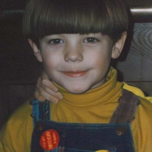 Louismy_heart28's tweet photo. só para relembrar 
Quando Louis era mais novo, ele achava que as luzes de Natal nas casas das pessoas eram para ele, por causa do seu aniversário.
HAPPY BIRTHDAY LOUIS https://t.co/4hWDAxAZQQ